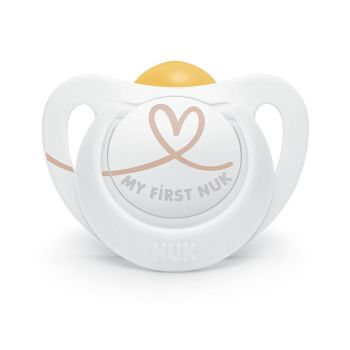 Каучукова залъгалка 0-6 м. бяло със сърце NUK Star + кутийка