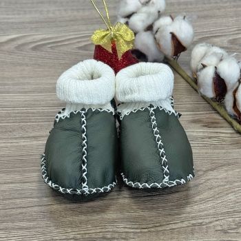 Меки бебешки буйки от агнешка кожа и вълна - Тъмно зелени