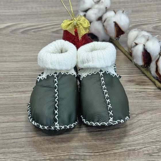 Меки бебешки буйки от агнешка кожа и вълна - Тъмно зелени